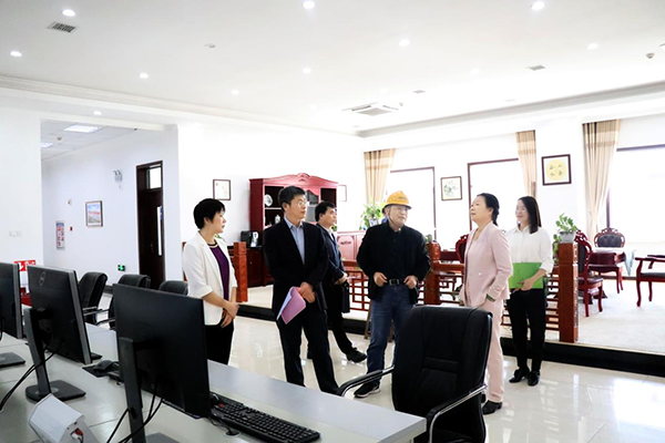 1635478075938321.png 調(diào)研組參觀主廠房一樓展示廳、智能中央控制室02.png